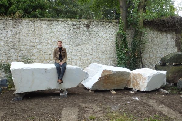 One happy scultore, Mel Fraser, contemporary stone sculpture